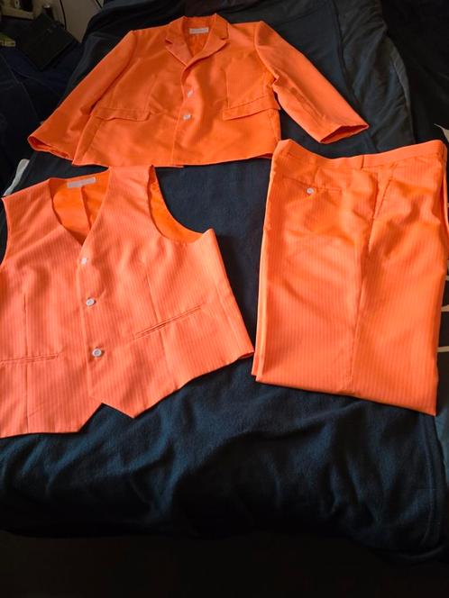 Tijdloos Oranje 3-delig kostuum met witte krijtstreep mt. 54, Kleding | Heren, Kostuums en Colberts, Zo goed als nieuw, Oranje