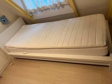 Ikea Malm 1-persoonsbed 90x220 + lattenbodem extra lang - afbeelding 1 Ikea Malm 1-persoonsbed 90x220 + lattenbodem extra lang - afbeelding 1