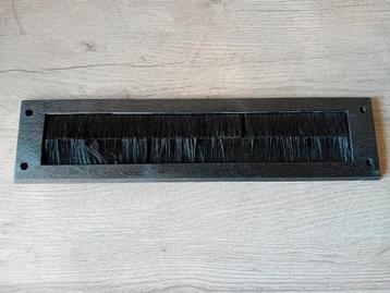 Brievenbusborstel zwart met hout motief 