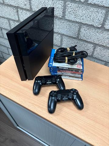 PS4 met 2 controllers en 7 games