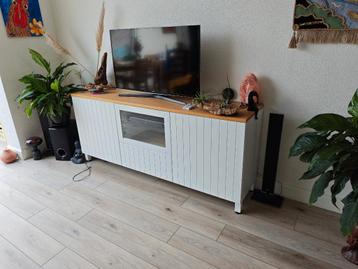 IKEA BESTÅ TV-meubel – 180 cm wit met eikenfineer bovenblad - afbeelding 1 IKEA BESTÅ TV-meubel – 180 cm wit met eikenfineer bovenblad - afbeelding 1