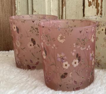 2x Brocante roze glazen waxinelichthouders / bloemetjes