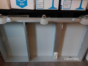 Spiegelkast Badkamer - 3 Deuren, Lampen & Zeepbakje - afbeelding 1 Spiegelkast Badkamer - 3 Deuren, Lampen & Zeepbakje - afbeelding 1