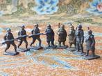 Acht soldaten mooi antiek speelgoed uit Engeland van tin.