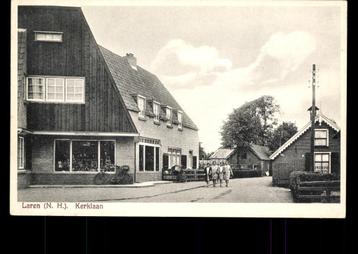 Laren (N.H.), Kerklaan met winkel en volk, ca. 1927