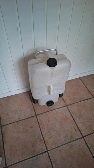 Jerrycan voor toilet op camping verrijdbaar