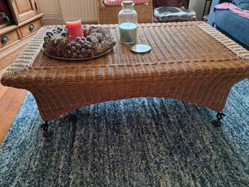Rieten/ Rotan salontafel, ijzeren poten met houten knop 