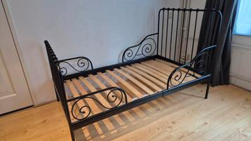 Meegroei zwart metalen bedframe Ikea - afbeelding 2 Meegroei zwart metalen bedframe Ikea - afbeelding 2