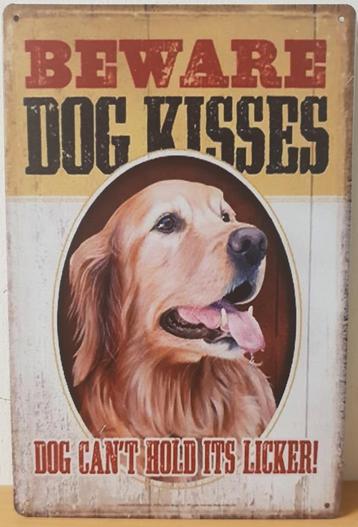 Beware dog kisses golden retriever reclamebord van metaal 