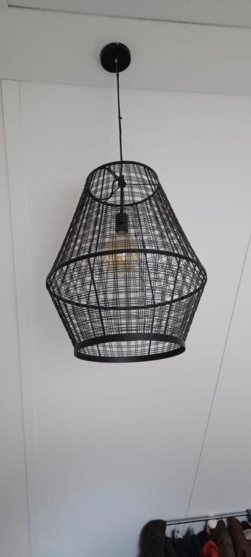 Draadstaal hanglamp met retro lichtbulb