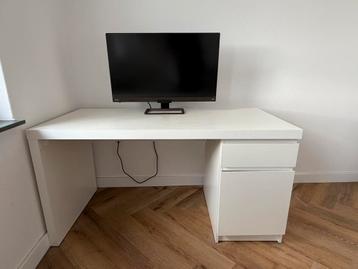 Ikea Malm bureau wit met Ikea Markus bureaustoel - afbeelding 2 Ikea Malm bureau wit met Ikea Markus bureaustoel - afbeelding 2