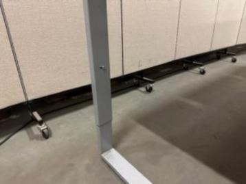 Bureau met knop en kabelgoot 200x90xH62-86 cm, 76 stuks - afbeelding 5 Bureau met knop en kabelgoot 200x90xH62-86 cm, 76 stuks - afbeelding 5