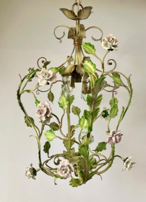 Antieke Franse metalen kroonluchter met porseleinen roosjes, Antiek en Kunst, Antiek | Lampen, Ophalen of Verzenden