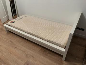 IKEA Malm bed met matras 90x200 cm 1-persoons - afbeelding 4 IKEA Malm bed met matras 90x200 cm 1-persoons - afbeelding 4