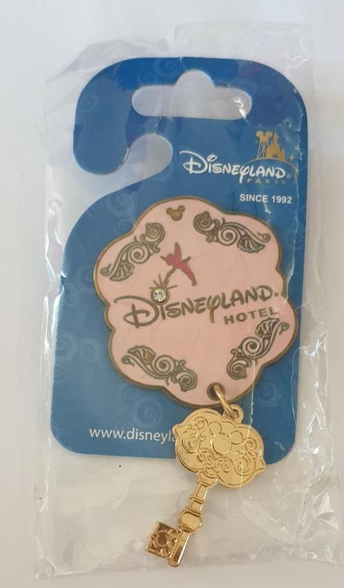 Disneyland Hotel pin met key/sleuteltje en Tinkerbell NIEUW, Verzamelen, Disney, Nieuw, Overige typen, Overige figuren, Ophalen of Verzenden