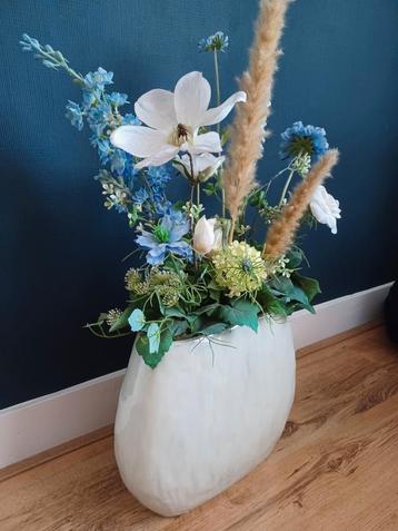 Prachtige grote vaas met kunststof bloemen / zijde bloemen 