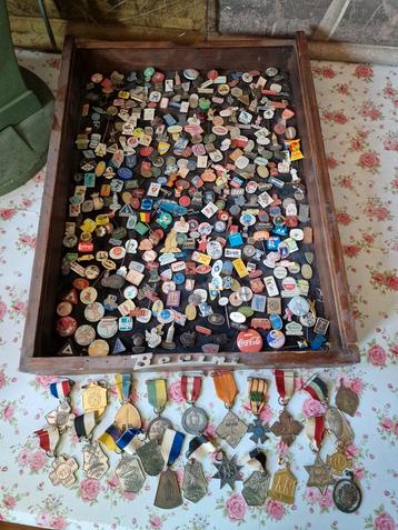 Verzameling oude speldjes en medailles