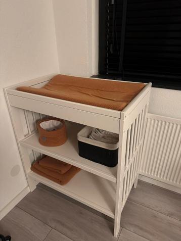 Witte commode + aankleedkussen