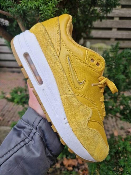 Nike Air Max 1 Jewel Mineral Yellow maat 36,5, Kleding | Dames, Schoenen, Zo goed als nieuw, Sneakers of Gympen, Geel, Ophalen of Verzenden