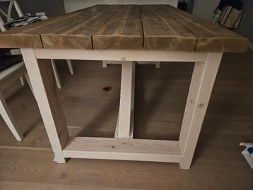 Eetkamertafel met blad van steigerhout