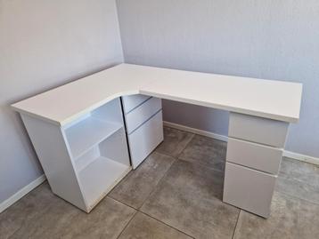 Wit hoekbureau met opbergruimte en schuifdeur