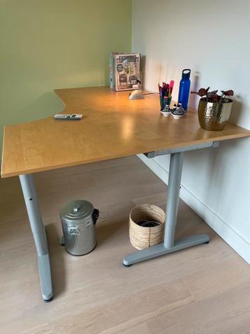 Galant Ikea hoek bureau, beukenfineer en zilverenkl. poten - afbeelding 4 Galant Ikea hoek bureau, beukenfineer en zilverenkl. poten - afbeelding 4