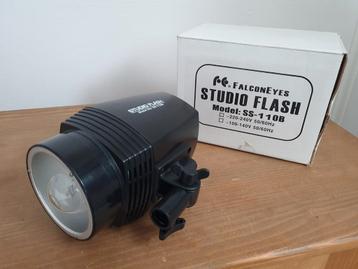Falcon Eyes SS-110B flitslamp + extra bulb