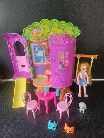 Barbie Chelsea boomhuis met schommel, glijbaan en puppy 