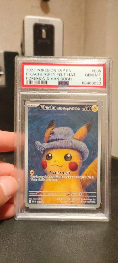 PSA 10 Pokemon x Van Gogh Pikachu with Grey Felt Hat #085, Hobby en Vrije tijd, Verzamelkaartspellen | Pokémon, Nieuw, Losse kaart