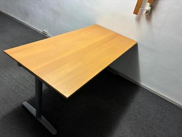 In hoogte verstelbaar bureau