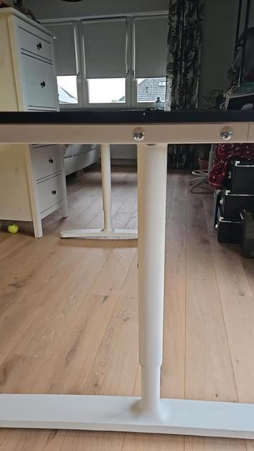 Bekant Ikea hoekbureau wit onderstel met zwart blad - afbeelding 3 Bekant Ikea hoekbureau wit onderstel met zwart blad - afbeelding 3