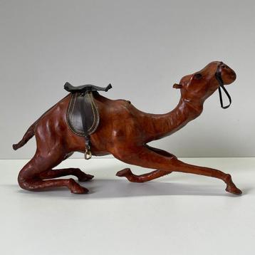 sculptuur, Camelus dromedarius met leder bekleed - 21 cm - L