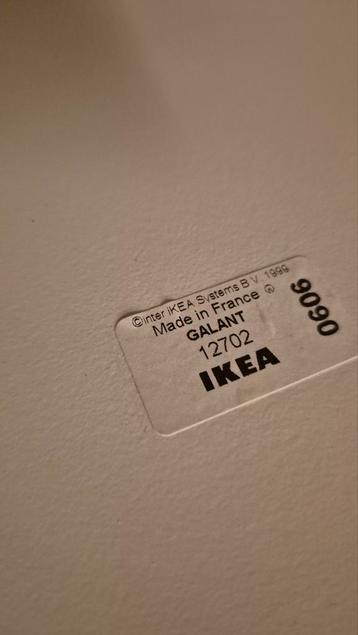 Wit IKEA GALANT bureau met grijze poten - afbeelding 2 Wit IKEA GALANT bureau met grijze poten - afbeelding 2