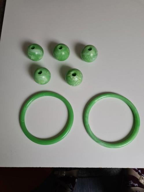 Macramé vintige jaren 70 :5 groene plastic kralen& 2 ringen., Hobby en Vrije tijd, Overige Hobby en Vrije tijd, Zo goed als nieuw