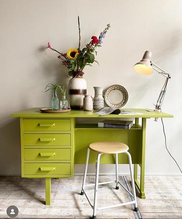 Vintage jaren 60 bureau in een limegroen trendkleur 