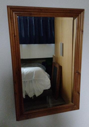 Spiegel met facetrand in houten lijst Afmetingen: 88cm x 58c