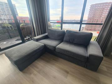 Grijze bank met voetenbank - afbeelding 1 Grijze bank met voetenbank - afbeelding 1