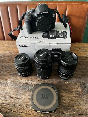 Canon 2000D met lenzen en filter.
