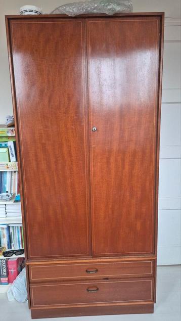 Mid Century Houten Garderobekast tegen elk aannemelijk bod. - afbeelding 1 Mid Century Houten Garderobekast tegen elk aannemelijk bod. - afbeelding 1
