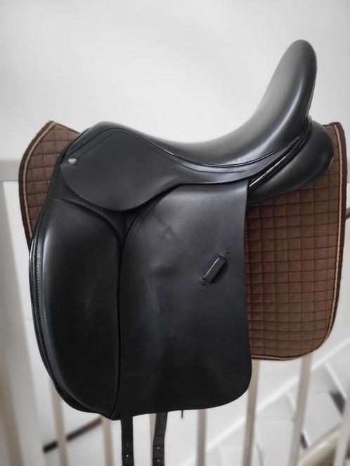 KM Worldriding Dressage Deluxe 17,5"/MW, Dieren en Toebehoren, Paarden en Pony's | Zadels, Zo goed als nieuw, Ophalen