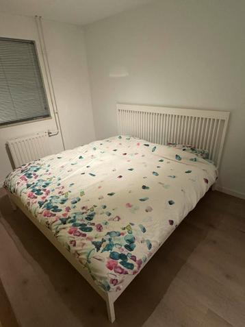 IKEA IDANÄS bedframe 180x200 wit + 2 lattenbodems - afbeelding 1 IKEA IDANÄS bedframe 180x200 wit + 2 lattenbodems - afbeelding 1