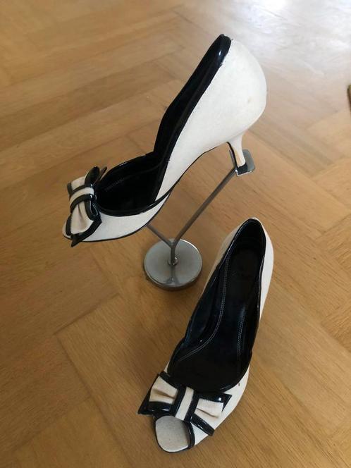 Pumps van Zara met open neus mt 38, Kleding | Dames, Schoenen, Nieuw, Pumps, Wit, Ophalen of Verzenden