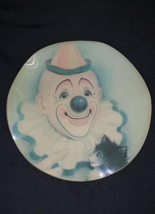 Kitsch Vintage Wall plate featuring a Clown holding a kitten, Verzamelen, Retro, Ophalen of Verzenden