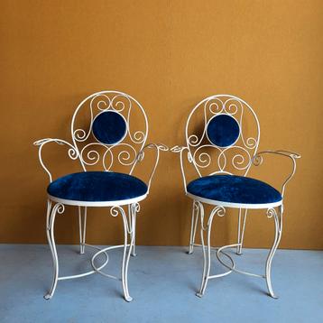 Brocante vintage smeedijzeren stoelen, wit, blauwe velvet 