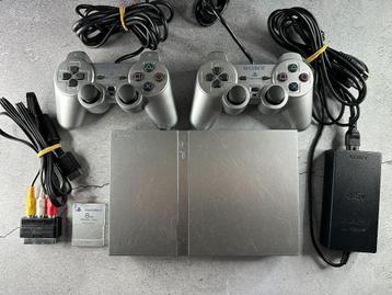 Playstation 2 Slim Zilver 2 controllers, memory card, kabels