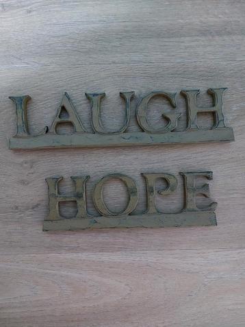 Woorden Laugh en Hope ter decoratie