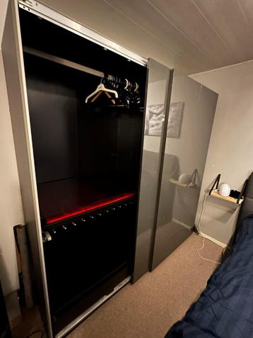 IKEA Pax Kast Bruin/Zwart met grijze hoogglans schuifdeuren - afbeelding 3 IKEA Pax Kast Bruin/Zwart met grijze hoogglans schuifdeuren - afbeelding 3