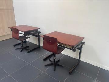 2 verstelbare schooltafels met verstelbare kinderstoeltjes