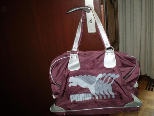 Donkerrode sporttas van Puma met zilverkleurige details., Sieraden, Tassen en Uiterlijk, Tassen | Sporttassen, Gebruikt, Dames