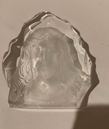 Glazen sculptuur met Jezus erin geslepen.